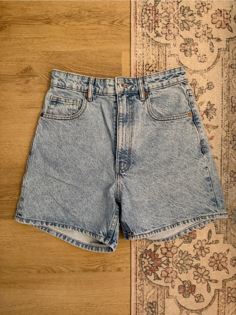 zara women’s light blue wash high waisted denim shorts